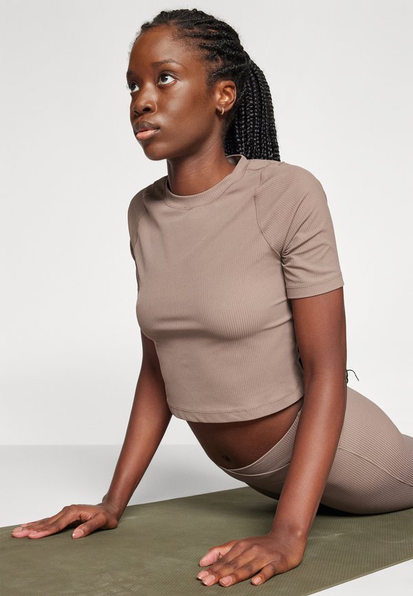 Nike Performance