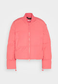 Rosa, kurz geschnittene Pufferjacke mit einem Frontreißverschluss, geripptem Kragen, Seitentaschen und elastischen Manschetten. Hergestellt aus leichtem, gepolstertem Stoff.