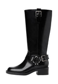 Schwarze kniehohe Lederstiefel mit runder Zehenform, einem massiven Absatz, verstellbarem Riemen mit Hardware-Akzenten und einem glänzenden Finish.