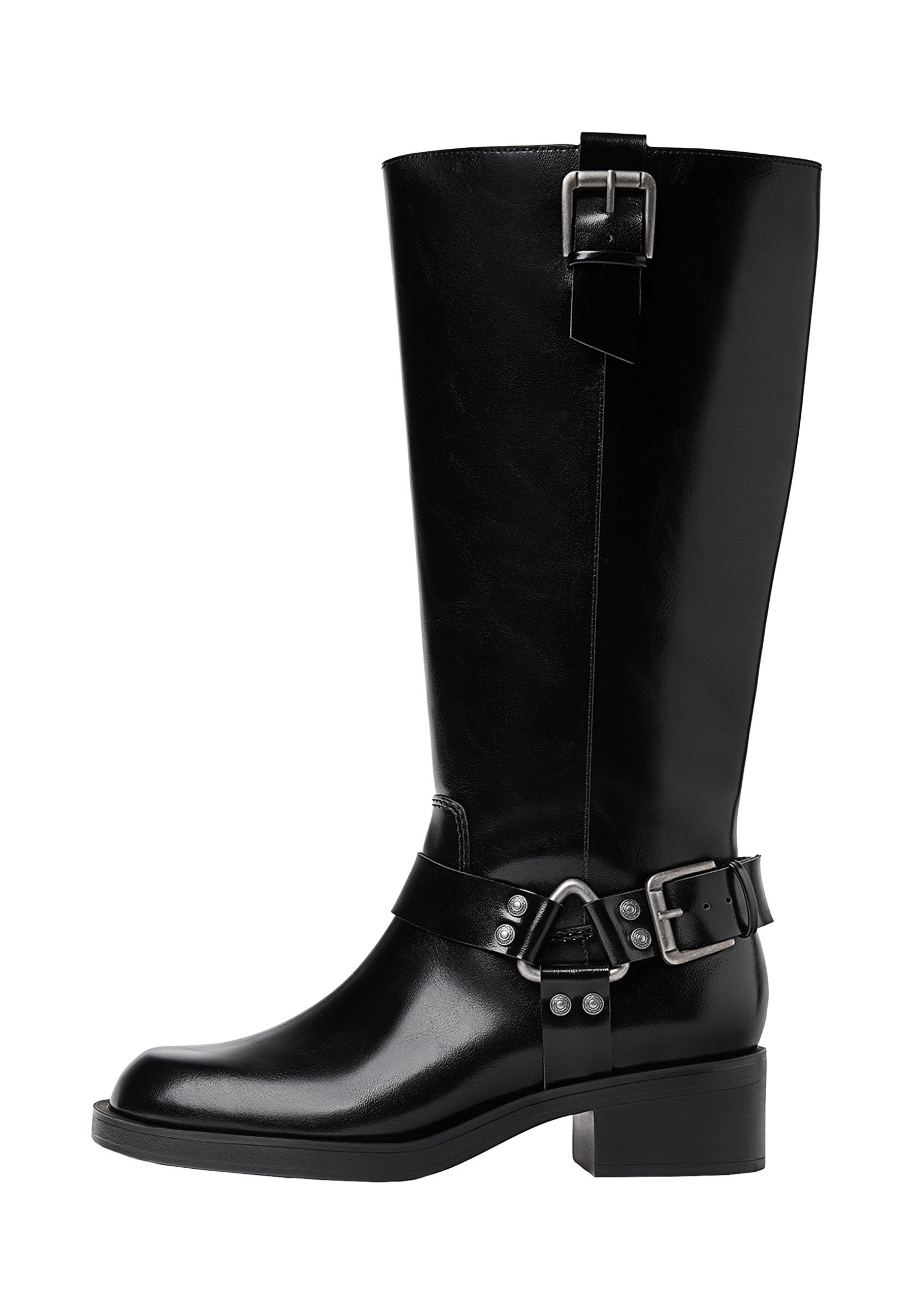 Schwarze kniehohe Lederstiefel mit runder Zehenform, einem massiven Absatz, verstellbarem Riemen mit Hardware-Akzenten und einem glänzenden Finish.