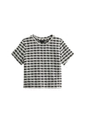 Schwarz-weißer karierter Crop-Top mit kurzen Ärmeln. Hergestellt aus strukturiertem Material, mit einem runden Ausschnitt und einer kastigen Passform.