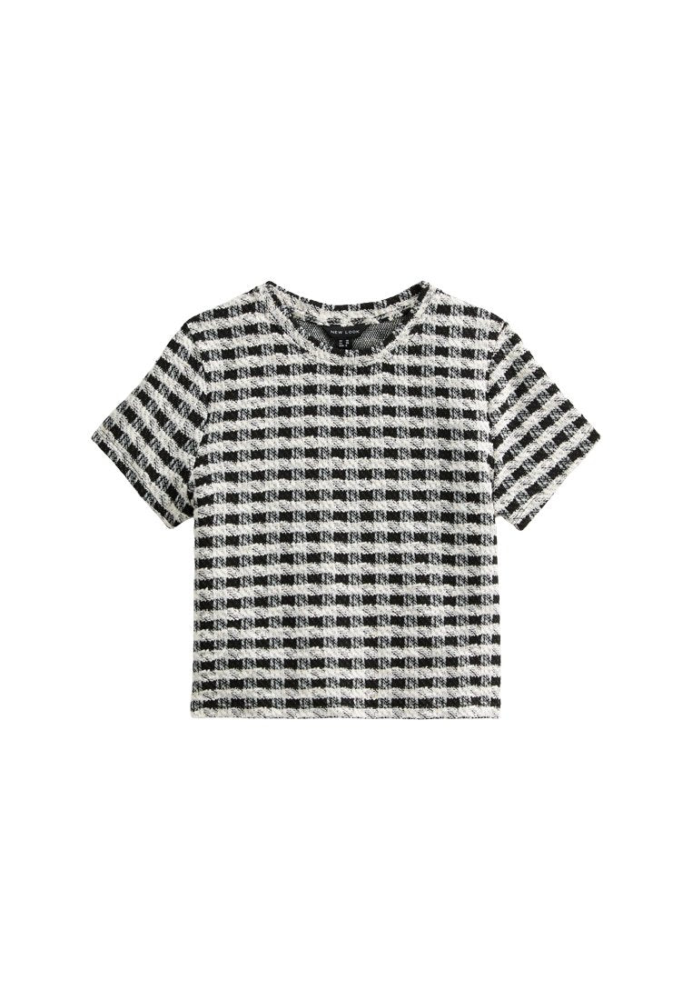 Schwarz-weißer karierter Crop-Top mit kurzen Ärmeln. Hergestellt aus strukturiertem Material, mit einem runden Ausschnitt und einer kastigen Passform.