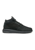 Schwarze High-Top-Schuhe aus einer Kombination aus glatten und strukturierten Materialien, mit einem Mesh-Einsatz, flachen Schnürsenkeln und einer gepolsterten Sohle.