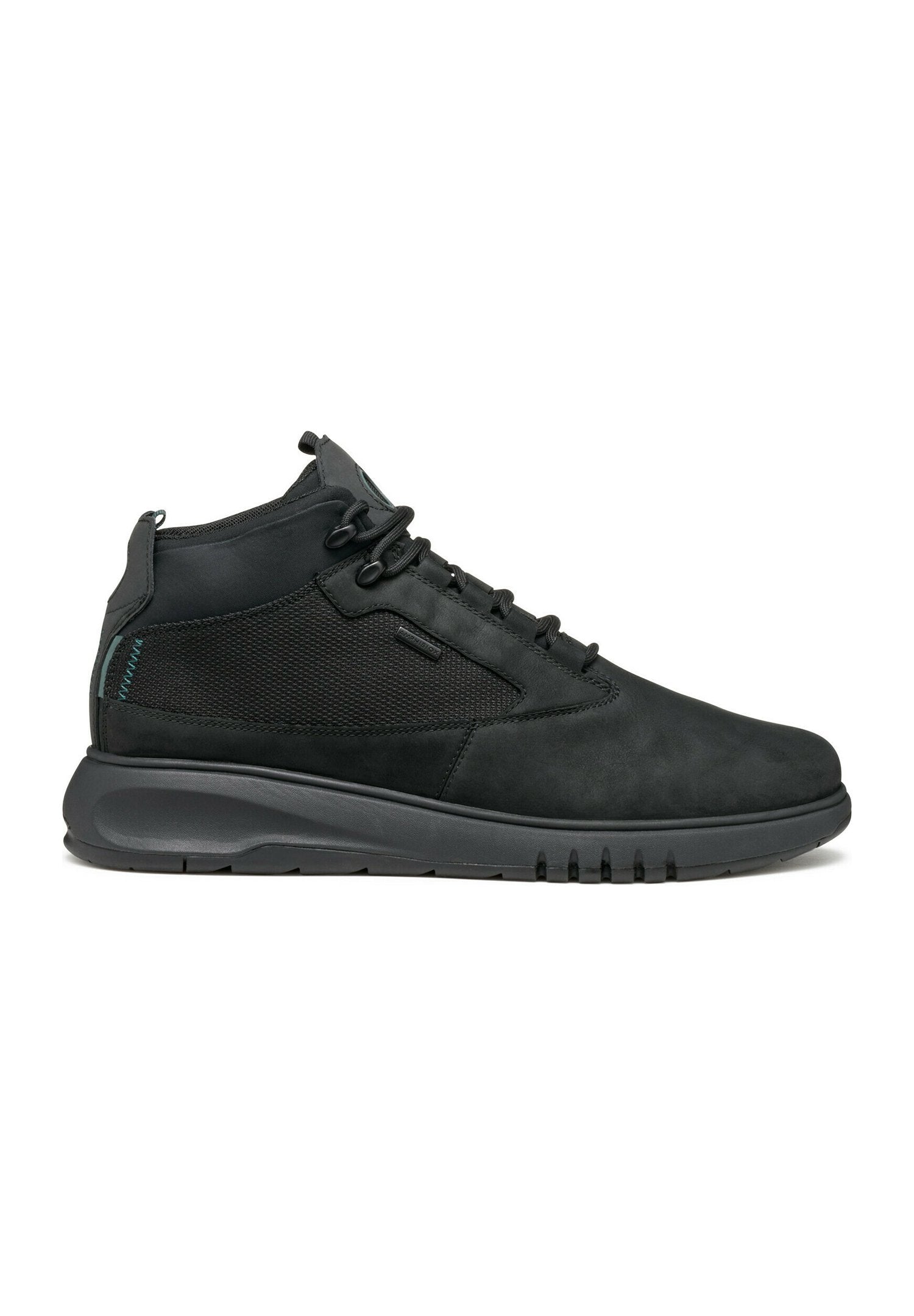 Schwarze High-Top-Schuhe aus einer Kombination aus glatten und strukturierten Materialien, mit einem Mesh-Einsatz, flachen Schnürsenkeln und einer gepolsterten Sohle.