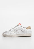 Weiße Leder-Sneaker mit metallic-silbernem Finish, beigem Fersenpatch, grauen Schnürsenkeln und einem braunen Stern-Design an der Seite. Gummisohle.