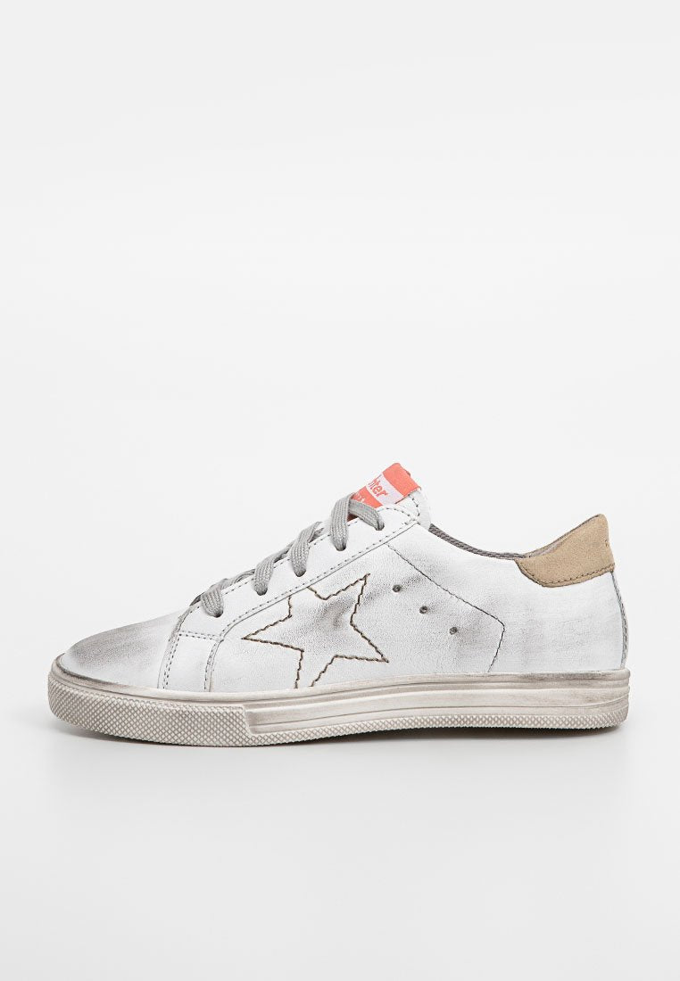 Weiße Leder-Sneaker mit metallic-silbernem Finish, beigem Fersenpatch, grauen Schnürsenkeln und einem braunen Stern-Design an der Seite. Gummisohle.