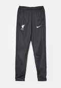 Schwarze Sporthose aus glattem Material mit elastischem Bund, mit einem weißen Nike-Logo und dem Emblem des Liverpool FC auf dem linken Oberschenkel.