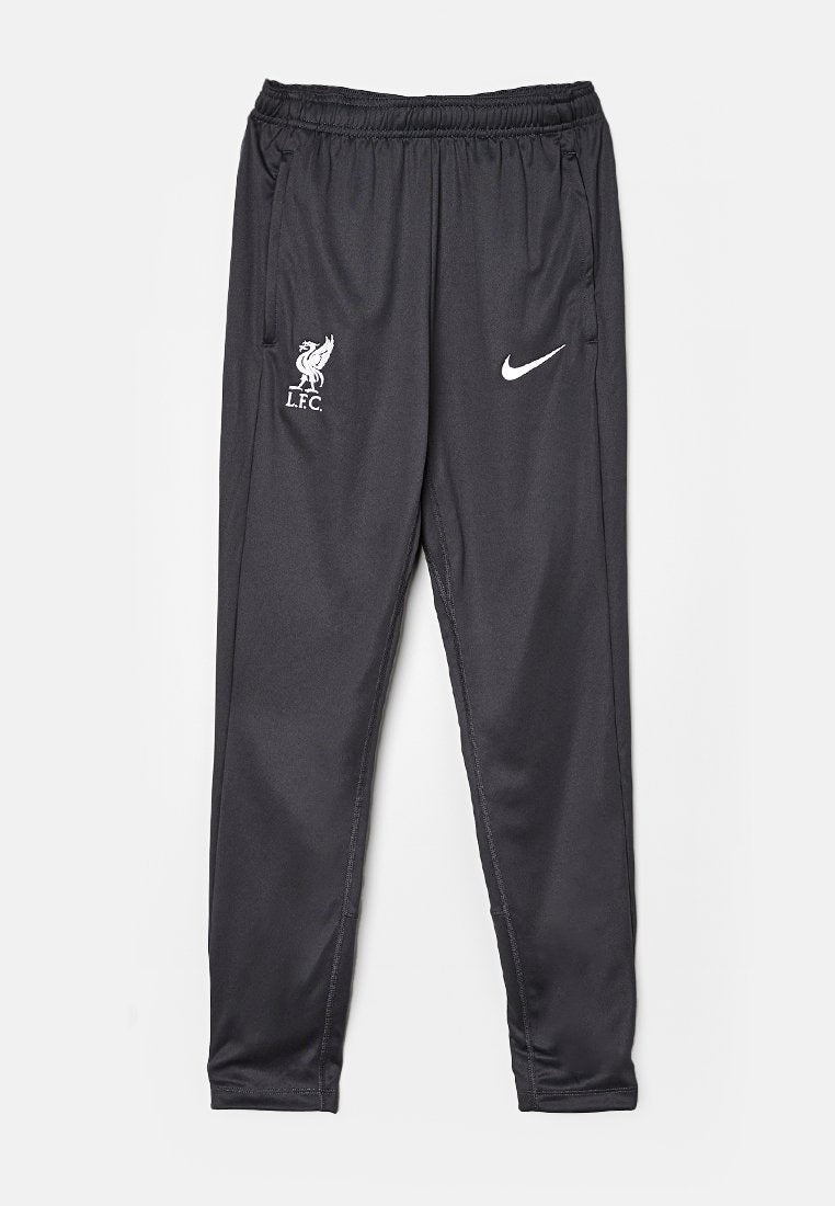 Schwarze Sporthose aus glattem Material mit elastischem Bund, mit einem weißen Nike-Logo und dem Emblem des Liverpool FC auf dem linken Oberschenkel.
