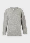 Hellgrauer Langarm-V-Ausschnitt-Pullover mit gerippten Bündchen und Saum, dargestellt vor einem einfarbigen weißen Hintergrund.