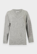 Hellgrauer Langarm-V-Ausschnitt-Pullover mit gerippten Bündchen und Saum, dargestellt vor einem einfarbigen weißen Hintergrund.
