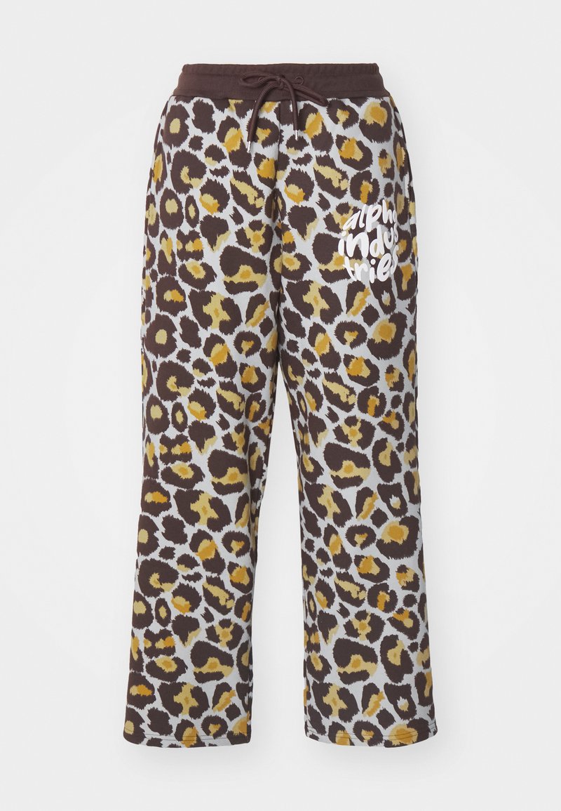 Leopardenmuster-Sweatpants in Braun und Gelb mit einem Kordelzugbund und weißem "Alpha Industries"-Text am linken Bein.