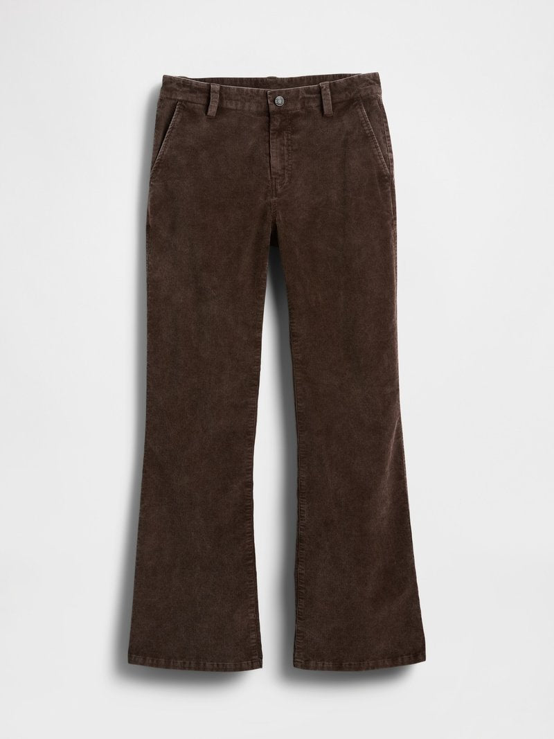 Braune Cord-Hosen mit ausgestelltem Bein und glatter Textur, ausgestattet mit Vordertaschen und einem einzelnen Knopfverschluss in der Taille.