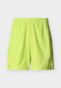 Helles gelbgrünes Sportshorts mit elastischem Bund, Seitentaschen, kleinen seitlichen Schlitzen und weißem The North Face Logo am linken Bein.