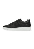 Schwarzer Sneaker aus synthetischem Leder mit runder Zehenform, weißer Gummisohle, flachen Schnürsenkeln und einem auffälligen geprägten "M" an der Seite.