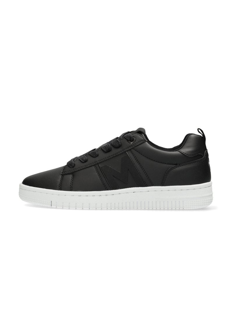 Schwarzer Sneaker aus synthetischem Leder mit runder Zehenform, weißer Gummisohle, flachen Schnürsenkeln und einem auffälligen geprägten "M" an der Seite.