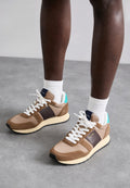 Braune und beige Sneaker mit weißen Schnürsenkeln, aus Leder und Wildleder, einem türkisfarbenen Akzent an der Ferse und einer cremefarbenen Gummisohle.