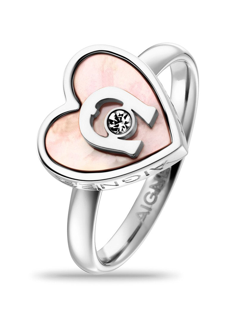 Silberner herzförmiger Ring mit einem hellrosa Einsatz, einem hervorgehobenen Logo und einem kleinen klaren Stein in der Mitte, mit polierten Details.