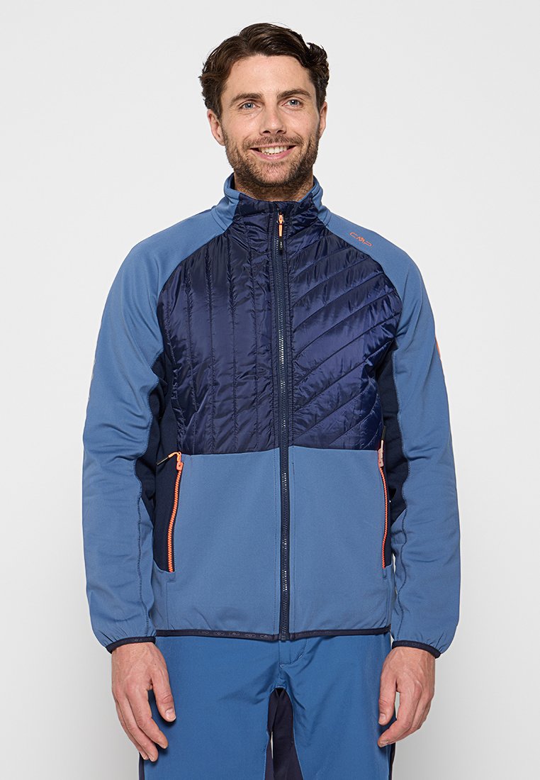 Herrenjacke mit blauer Außenseite, marineblauen Einsätzen, gestepptem Textil, vorderem Reißverschluss und orangefarbenen Akzenten; gefertigt für Aktivitäten im Freien.