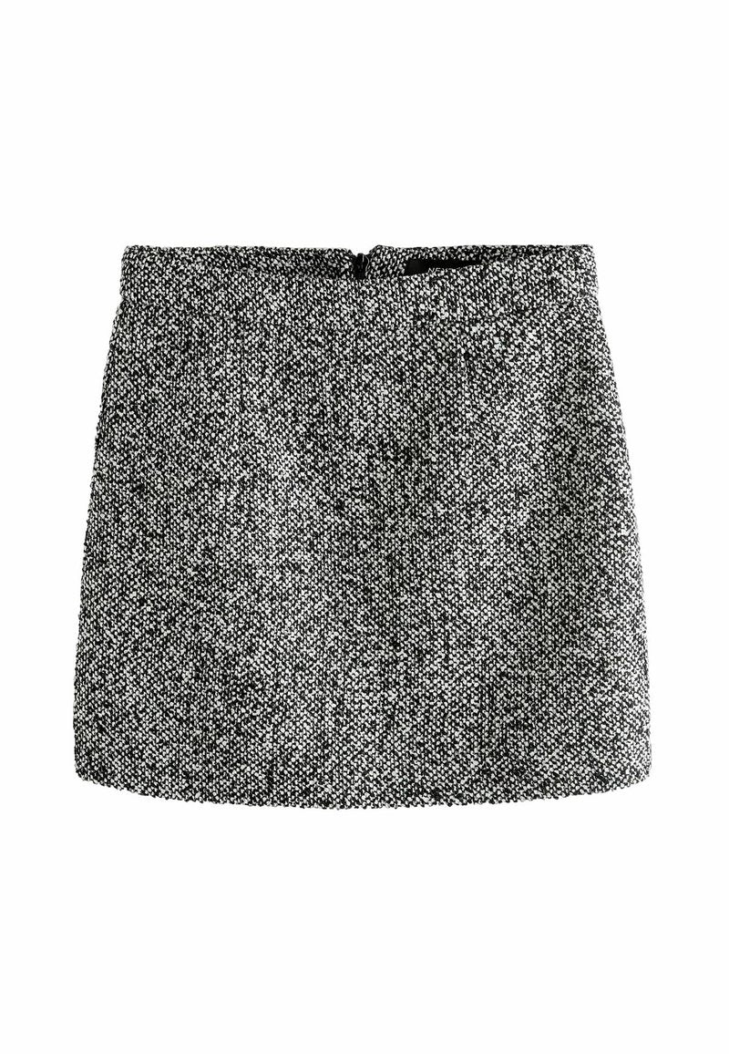 Schwarzer und weißer strukturierter Rock mit hoher Taille, geradem Schnitt und kurzer Länge; verfügt über einen Reißverschluss auf der Rückseite.
