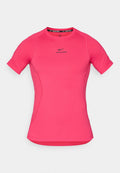 Rosa Nike Pro T-Shirt mit kurzen Ärmeln, das ein figurbetontes Design, eine glatte Textur und ein dezentes Logo auf der Vorderseite aufweist. Keine zusätzlichen Muster oder Akzente.