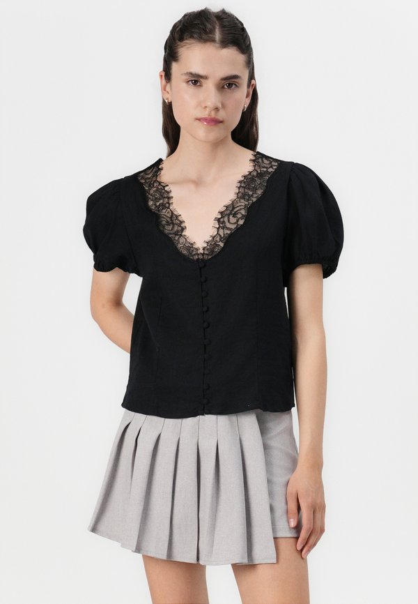 GAP V NECK LACE TRIM