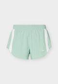 Hellgrüne Sportshorts mit weißen Seitenstreifen und elastischem Bund, vorne mit kleinem weißem Nike-Logo.