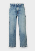 Hellblaue Denim-Jeans mit lockerer Passform, geraden Beinen, gewaschenem Look und fünf Taschen. Mit einem Bund mit Gürtelschlaufen und Ziernähten.