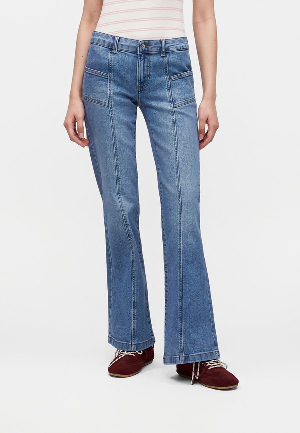 ONLY ONLSIA LOW WAIST PLEAT - Flared Jeans - medium blue denim