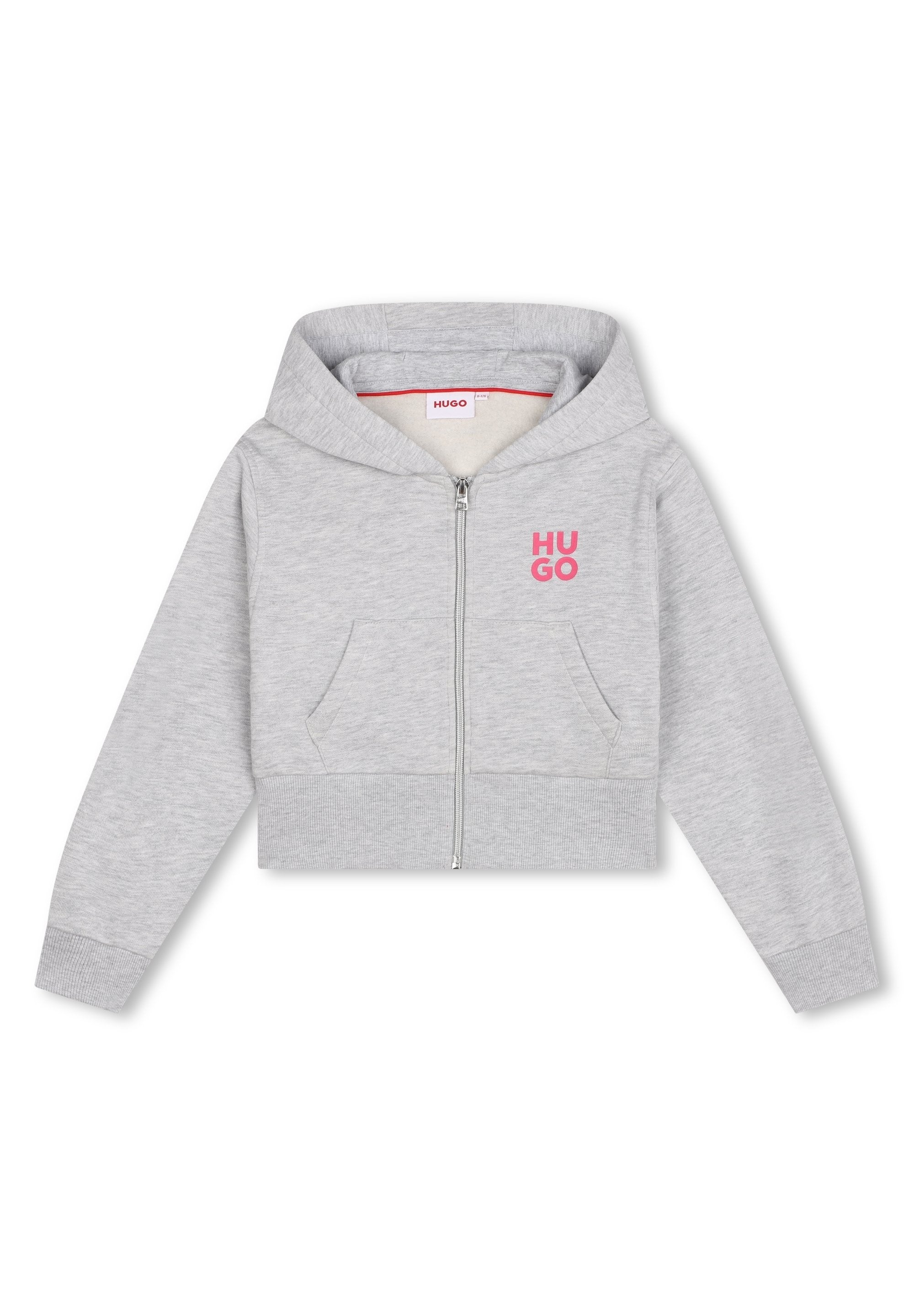 Hellgraue Zip-Hoodie mit Fronttaschen und rotem "HUGO"-Logo auf der linken Brust, ausgestattet mit einer Kapuze sowie gerippten Bündchen und Saum.