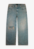Hellblau gewaschene Jeans mit lockerer Passform, mit einem ausgefransten Knie-Loch und klassischem Fünf-Taschen-Design. Unvollständiger Saum am unteren Ende.