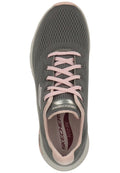 Grauer Sportschuh mit Mesh-Obermaterial, pinken Schnürsenkeln und "ArchFit"-Branding auf der Zunge. Verfügt über eine glatte, abgerundete Sohle.