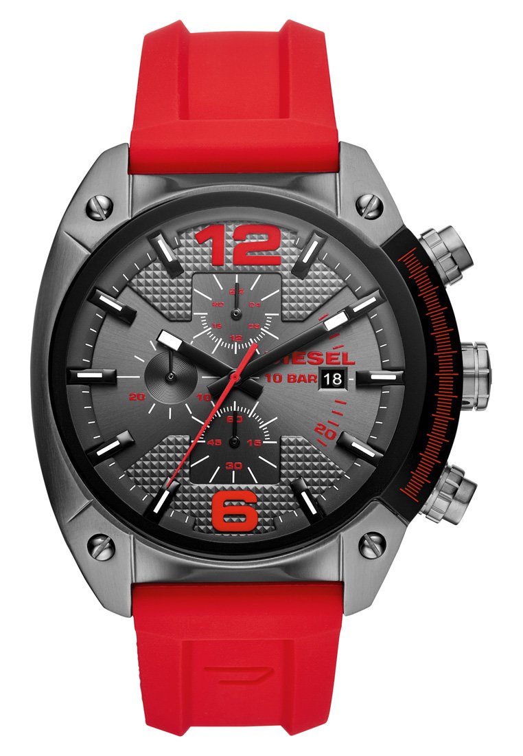 Diesel-Uhr mit grauem Zifferblatt, roten Akzenten und strukturiertem Muster. Verfügt über ein rundes Edelstahlgehäuse und ein rotes Gummiband. Mit Chronographenfunktion.
