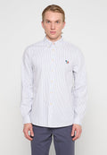 Langärmliges, gestreiftes Hemd aus hellblauem und weißem Baumwollstoff mit einem Button-Down-Kragen und kleinen, mehrfarbigen, gestickten Details auf der Brust.