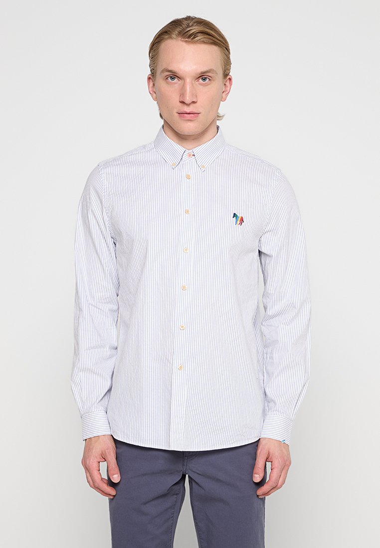 Langärmliges, gestreiftes Hemd aus hellblauem und weißem Baumwollstoff mit einem Button-Down-Kragen und kleinen, mehrfarbigen, gestickten Details auf der Brust.