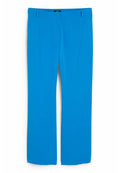 Helle blaue Hose mit geradem Bein, aus glattem Stoff gefertigt, mit einem mittelhohen Bund und ohne sichtbare Muster oder Verzierungen.