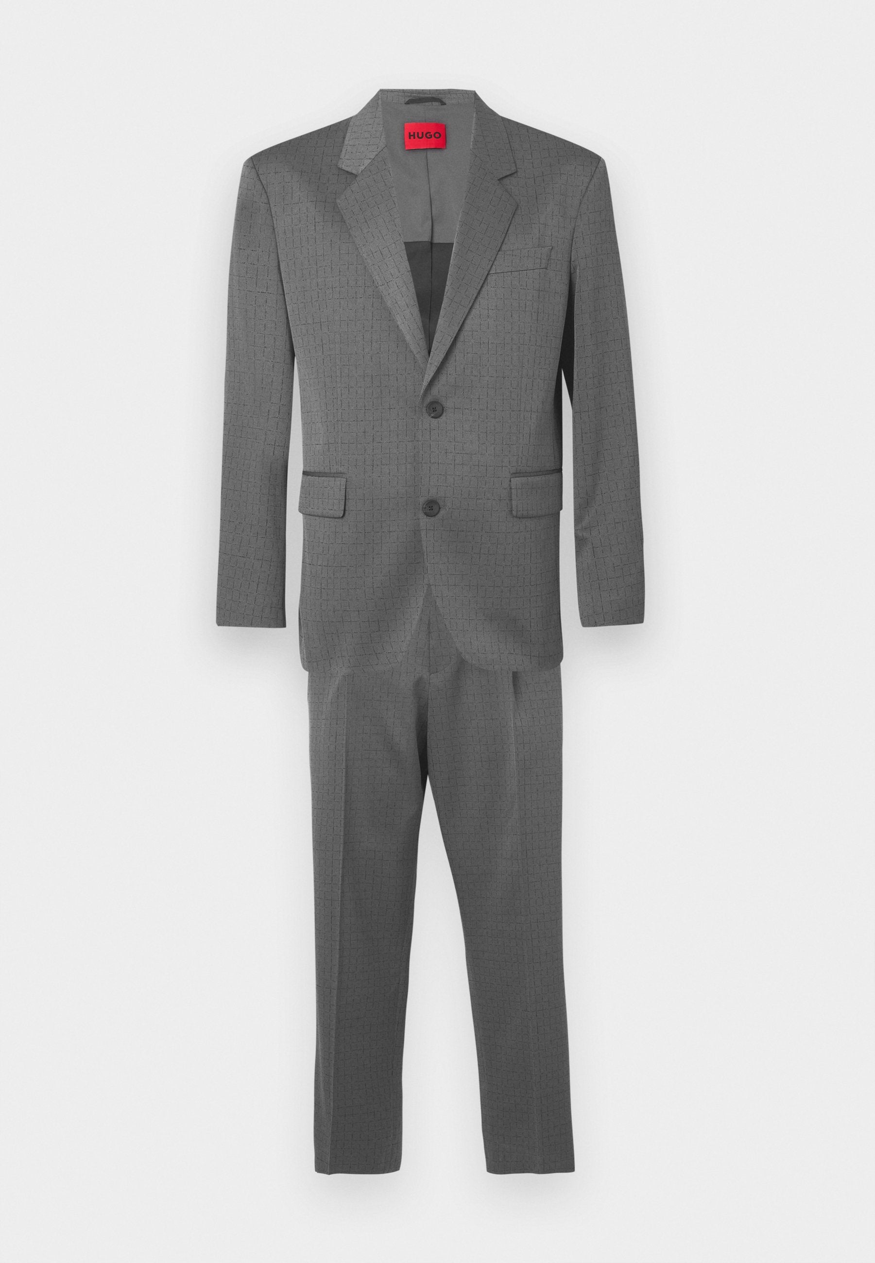 Grauer zweiteiliger Anzug mit dezentem Karomuster. Einreiher-Sakko mit Stehkragen und zwei Fronttaschen; Hose in Slim-Fit.