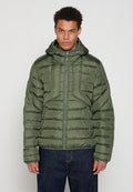 Olivgrüne Daunenjacke mit Reißverschluss vorne, abnehmbarem Kapuze und Seitentaschen. Textiles Material mit gesteppten Bereichen für Isolierung.