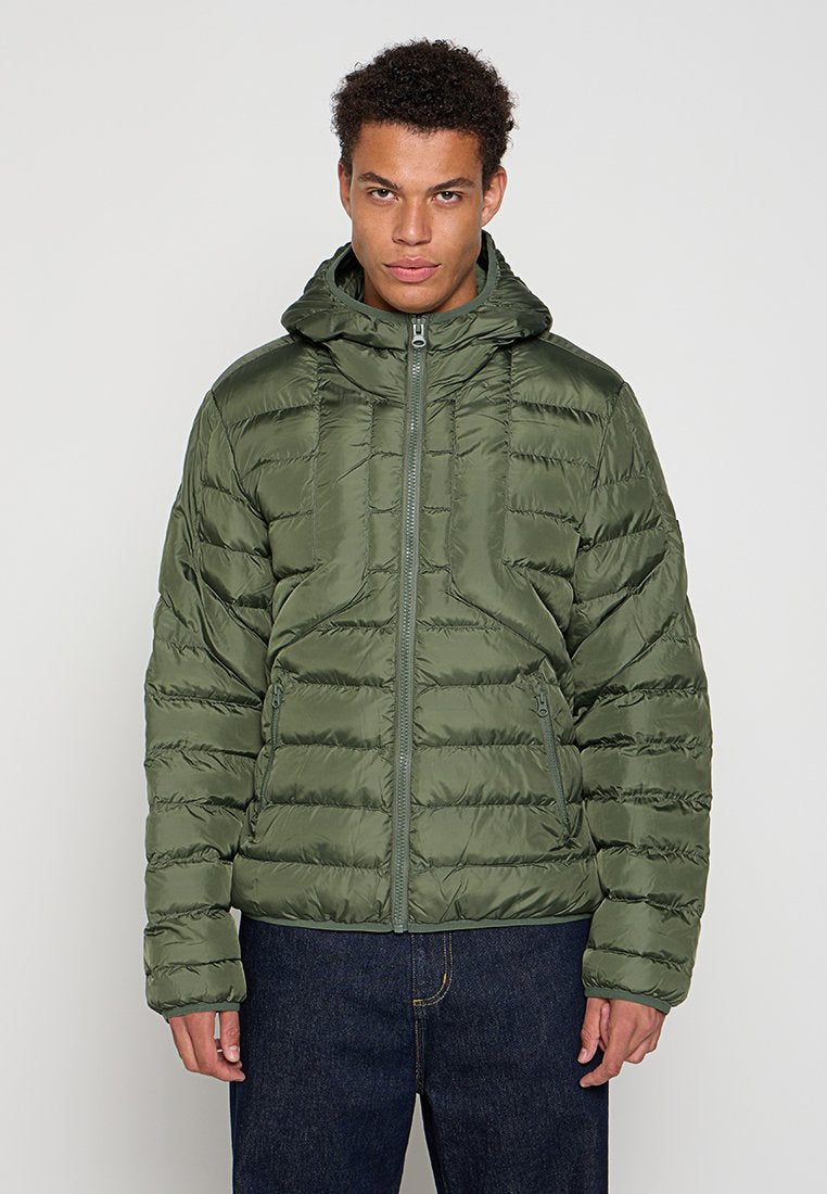 Olivgrüne Daunenjacke mit Reißverschluss vorne, abnehmbarem Kapuze und Seitentaschen. Textiles Material mit gesteppten Bereichen für Isolierung.