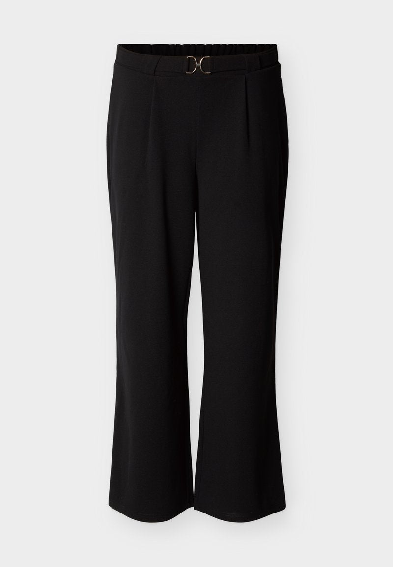 Schwarze Hose mit lockerem Schnitt, ausgestattet mit einem flachen Bund und einem goldfarbenen Akzent vorne. Glatter Stoff mit Falten.