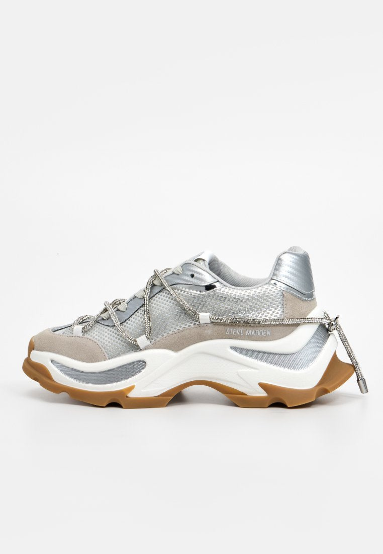 Schnürsneaker aus einer Kombination von silbernem Mesh, Wildleder und Gummi. Auffällige klobige Sohle und reflektierende Akzente.