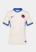 Weißes Fußballtrikot mit kurzen Ärmeln, blauen Kragen und Ärmelbesatz. Mit orangefarbenen Akzenten und einem runden Vereinslogo auf der Brust.