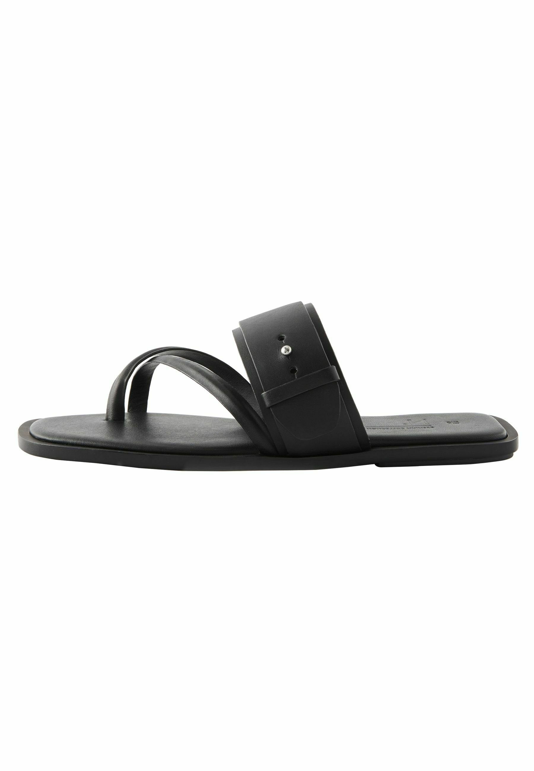 Schwarze flache Sandalen mit minimalistischer Gestaltung, die zwei überkreuzte Riemen und einen breiten Knöchelriemen mit Druckverschluss aufweisen. Glatte Oberfläche, Gummisohle.