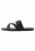 Schwarze flache Sandalen mit minimalistischer Gestaltung, die zwei überkreuzte Riemen und einen breiten Knöchelriemen mit Druckverschluss aufweisen. Glatte Oberfläche, Gummisohle.