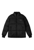 Schwarze Pufferjacke mit steilem Kragen, Reißverschluss und gerippten Bündchen. Verfügt über ein gesticktes Muster und ein kleines Logo auf der Vorderseite.