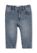 Hellblaue Jeans mit klassischem Fünf-Taschen-Design, ausgestattet mit einem Reißverschluss, Gürtelschlaufen und leichtem Verblassen für einen abgetragenen Effekt.