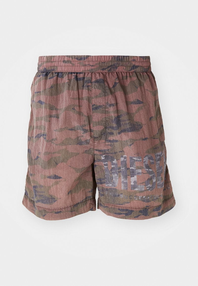 Cargoshorts im Camouflage-Muster in Erdtönen mit einem elastischen Bund. Auf der linken Seite befindet sich ein verblasstes „DIESEL“-Logo. Leichter Stoff.