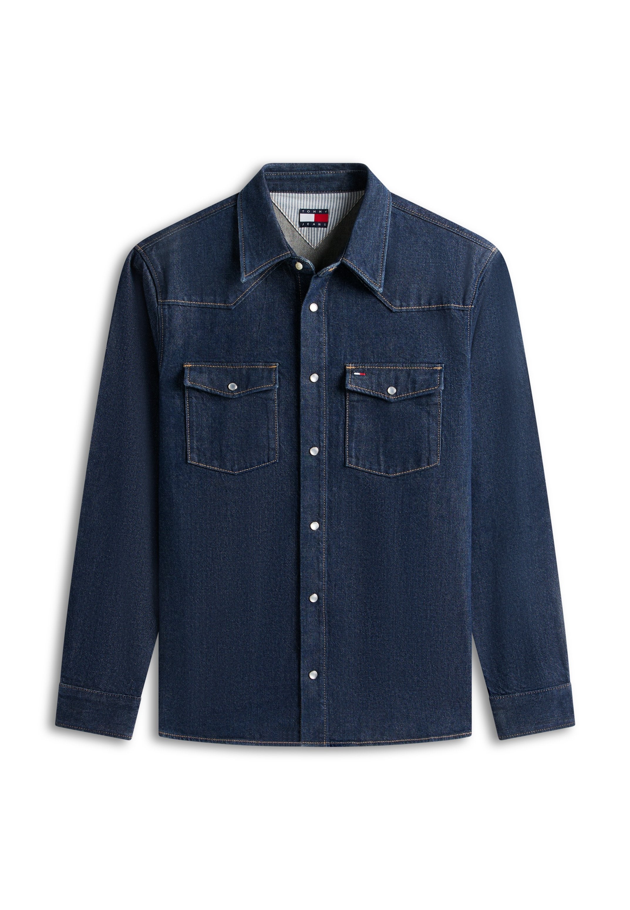 Dunkelblaues Denimhemd mit langen Ärmeln, vorderen Druckknöpfen, zwei Brusttaschen mit Klappen und spitzem Kragen.