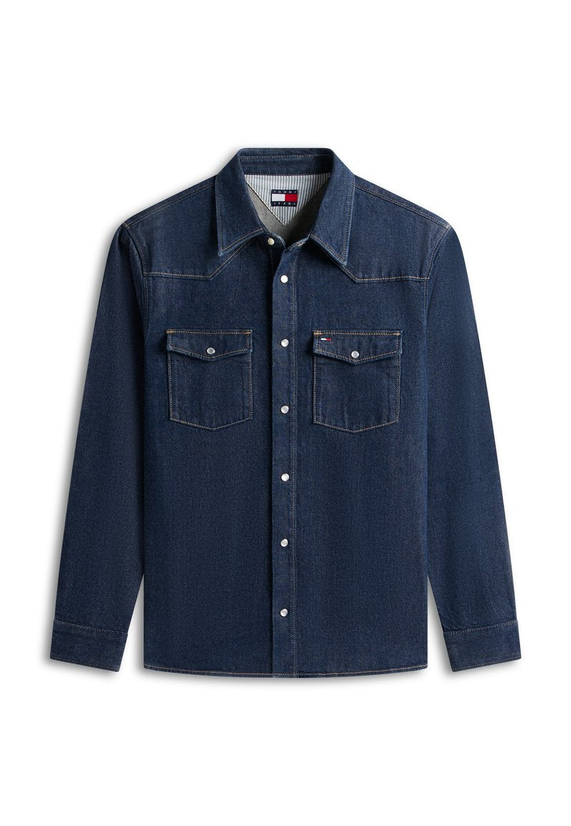 Dunkelblaues Denimhemd mit langen Ärmeln, vorderen Druckknöpfen, zwei Brusttaschen mit Klappen und spitzem Kragen.