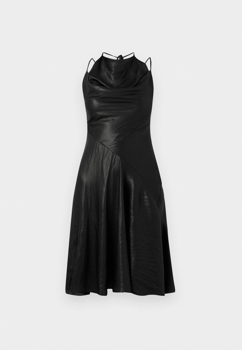 Schwarzes ärmelloses Kleid aus glänzendem Material mit drapiertem Ausschnitt, asymmetrischem Schnitt und fließendem Saum.