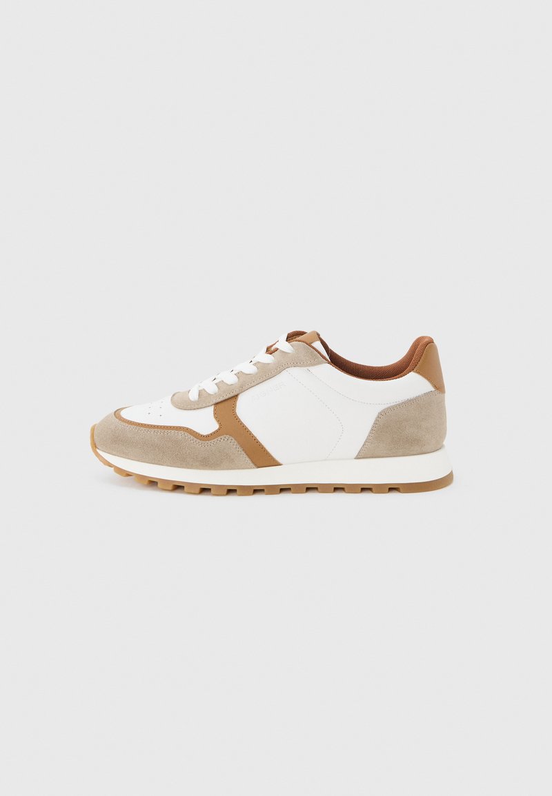 Low-Top Sneaker aus weißem Leder, beigem Wildleder und braunen Akzenten, mit weißen Schnürsenkeln und einer strukturierten Gummisohle.